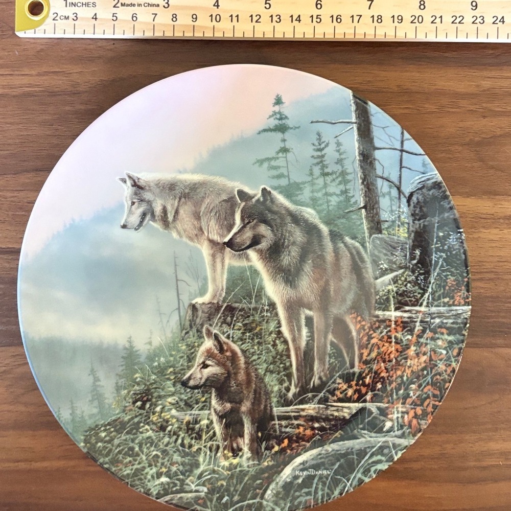 Knowles Kevin Daniel Ahead of the Pack Wolf Vintage Plate Call of the Wilderness
